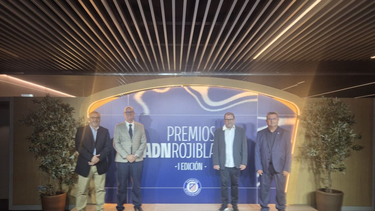 URA Clan recibe el premio de la Fundación Atlético de Madrid en la víspera de su Torneo de X Aniversario.