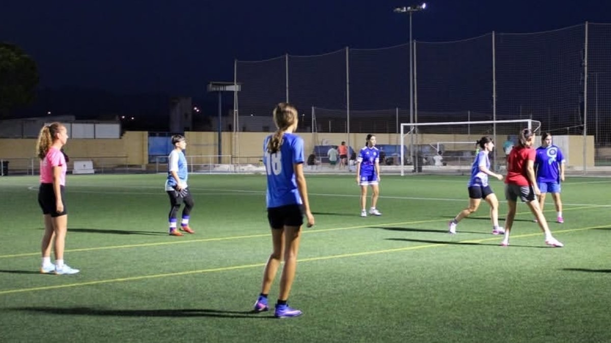 Imagen de archivo de un entrenamieno de un equipo femenino del Español del Alquián.