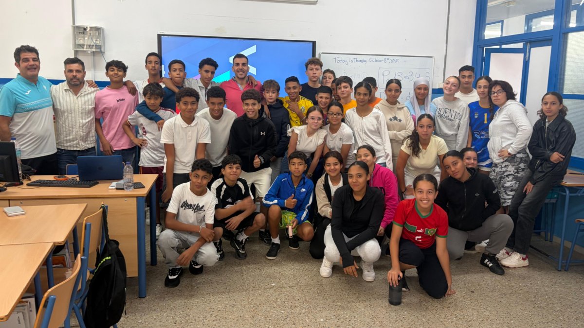 Foto de familia con Sánchez Villalobos en el CEIP La Venta del Viso nada más terminar la charla formativa sobre el arbitraje.