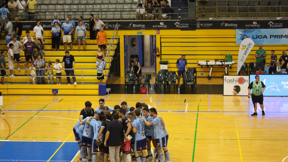 Los jugadores y el staff hacen piña tras golear a Xota.