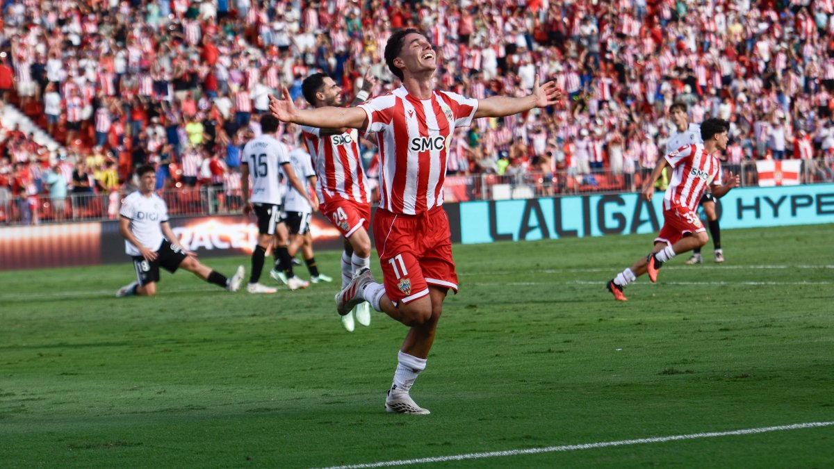 Sergio Arribas celebra el gol de Miguel de la Fuente ante el Burgos.