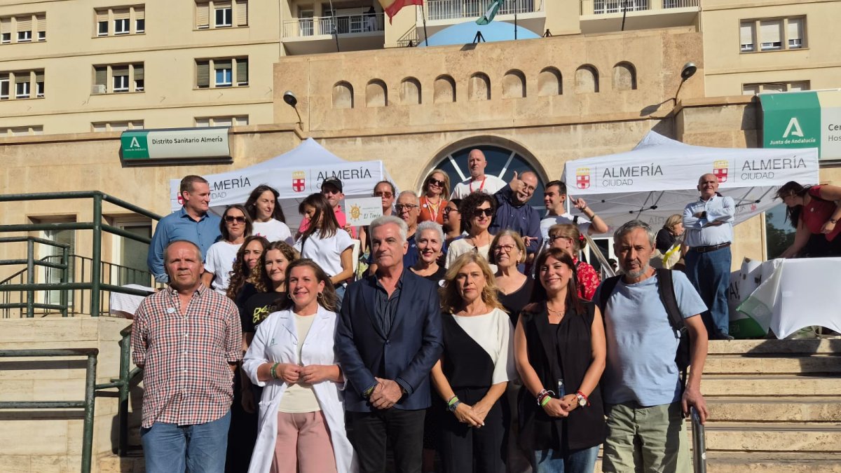 Foto de familia ayer en la Bola Azul de Almería.