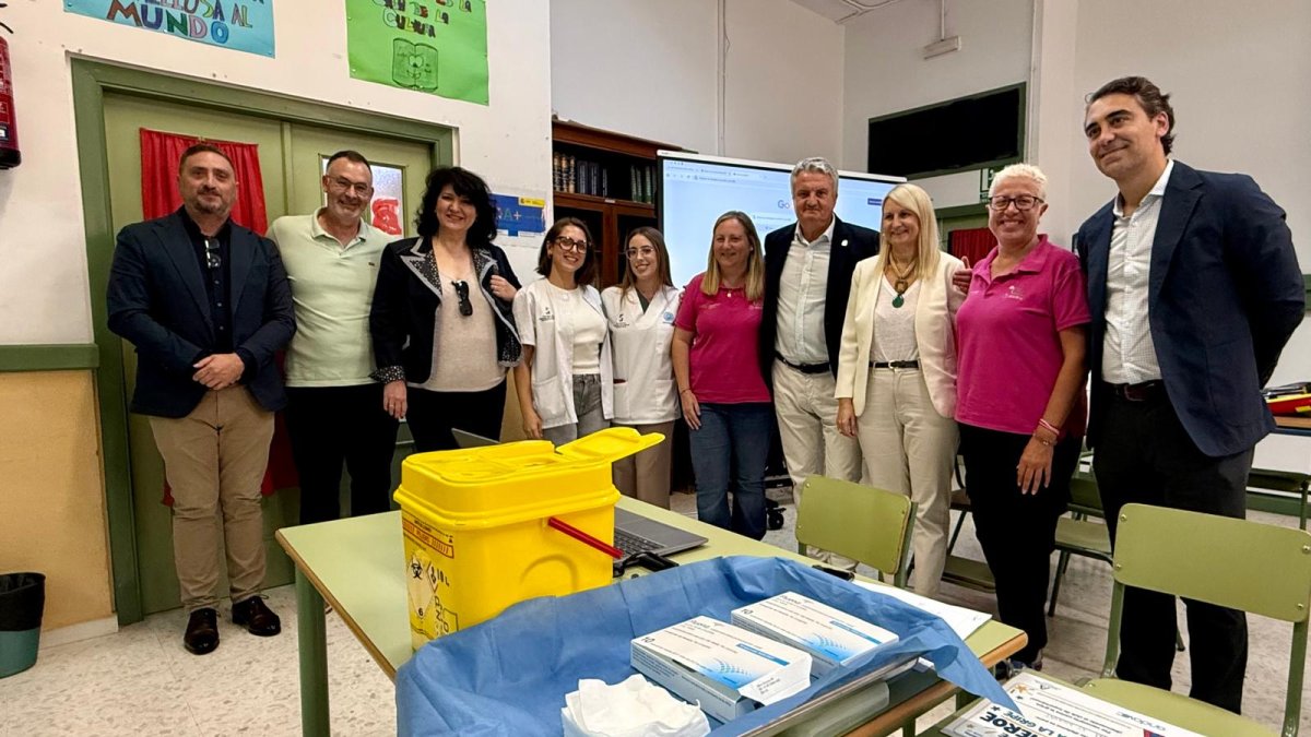 Los delegados de Educación y Sanidad visitan un colegio durante la vacunación frente a la gripe.
