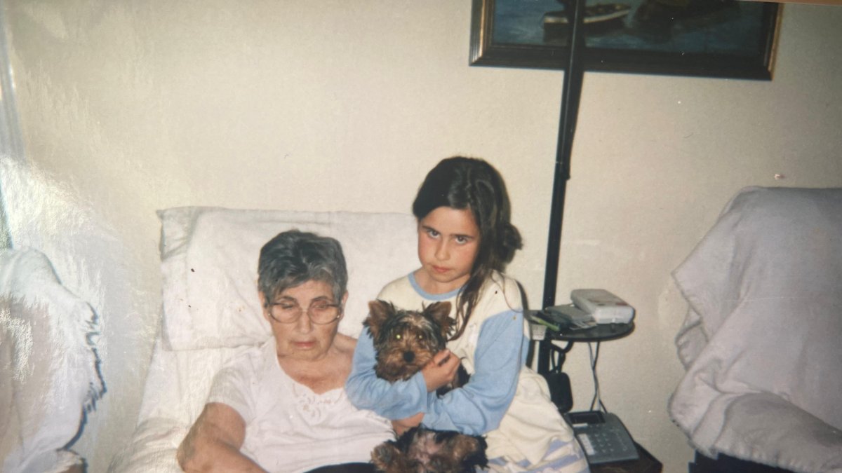 Andrea, junto a su abuela y Pitu
