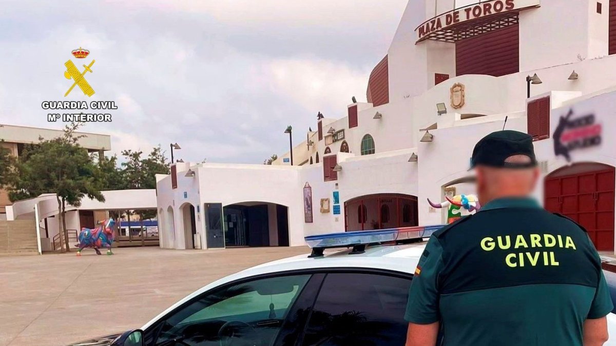 Archivo - Agente de la Guardia Civil en Almería.