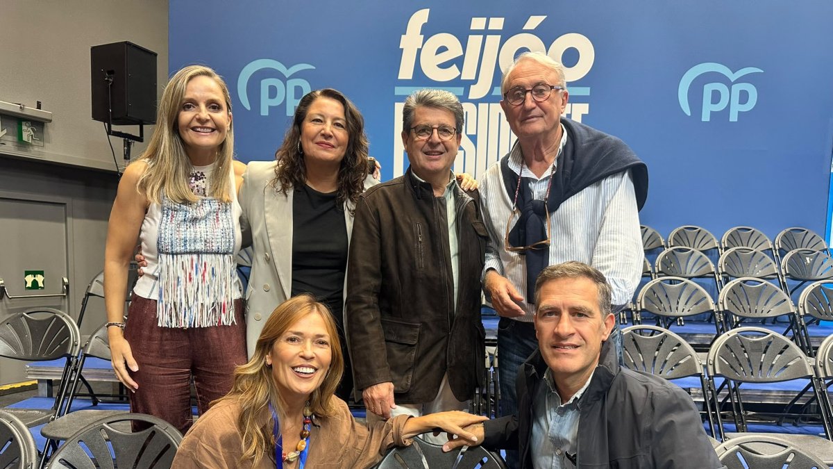 Representantes del PP de Almería en mitin del presidente del PP, Alberto Núñez Feijóo, en Madrid.
