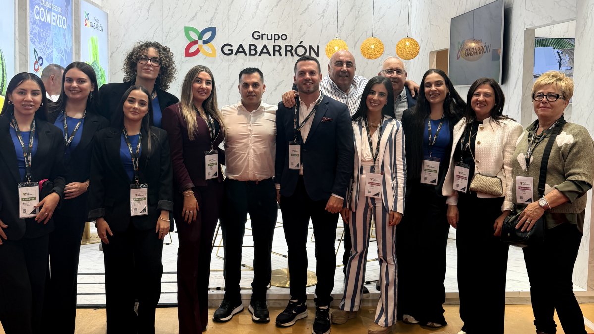 Representantes de Grupo GABARRÓN en su stand de Fruit Attraction 2026, celebrado en IFEMA Madrid.