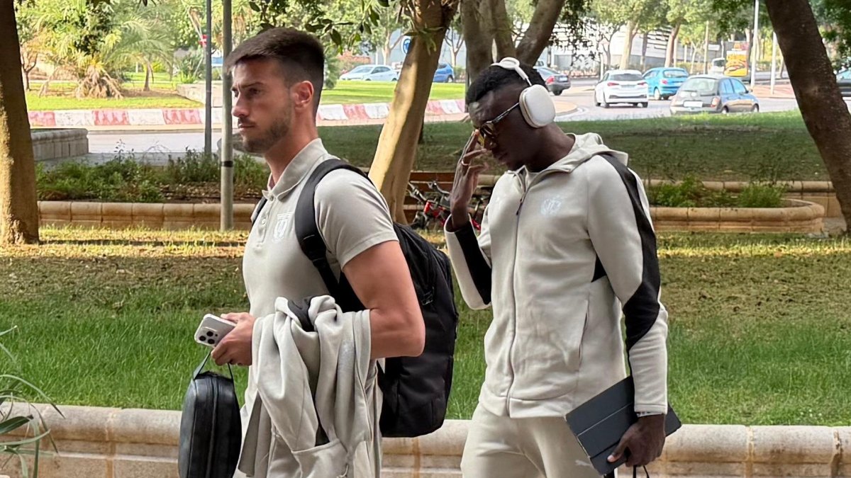 Patrick Soko en la llegada del CD Leganés al Hotel Elba en la Avenida del Mediterráneo.