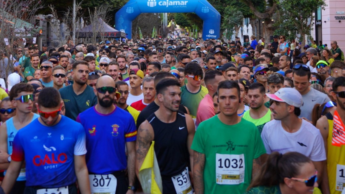 Todos los participantes preparados en la línea de salida, situada en el Paseo de Almería.