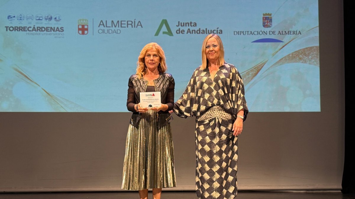 La concejala de Familia, Inclusión e Igualdad del Ayuntamiento de Almería, Paola Laynez, recibiendo el reconocimiento de la Asociación de Esclerosis Múltiple de Almería (AEMA).