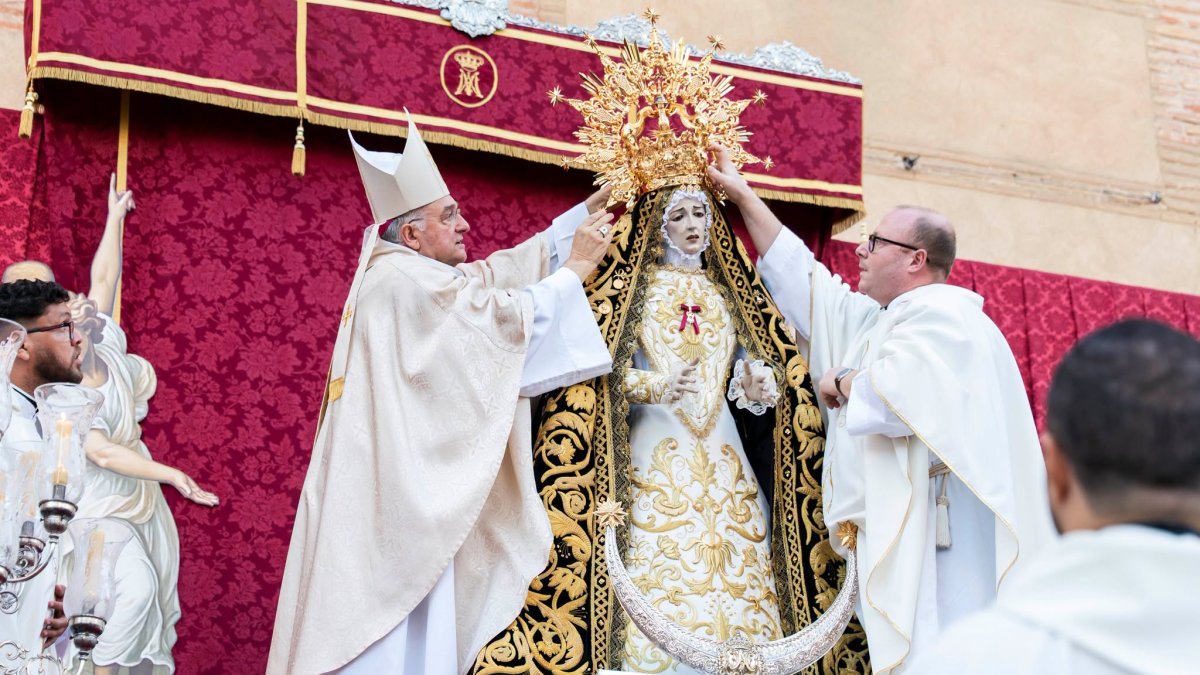 Imposición de la nueva corona a la Virgen de las Angustias de Vera, en la que participó el obispo de Almería.