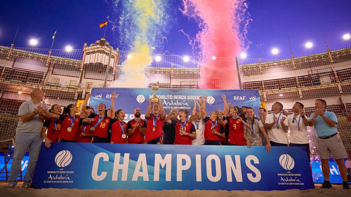 La jugadora número 19 de España a la izquierda de la imagen celebrando el título.