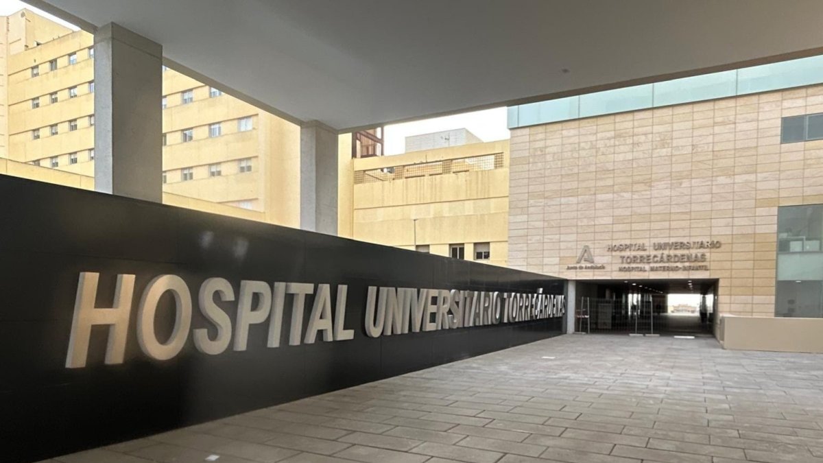 Archivo - Acceso al Hospital Universitario Torrecárdenas (HUT) de Almería.