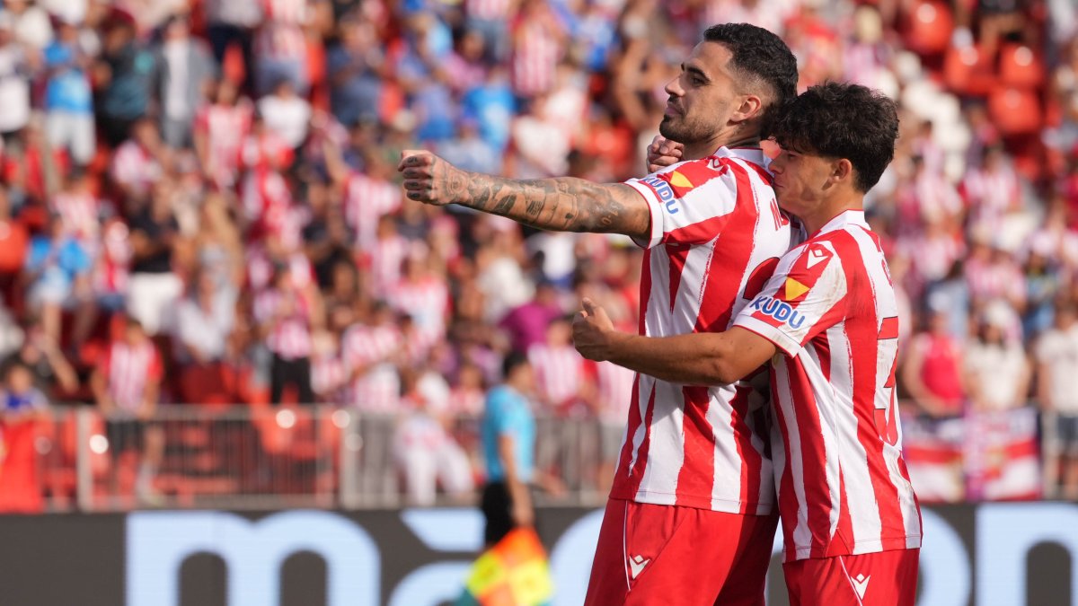 Miguel de la Fuente celebra su segundo gol al Leganés con Quim.