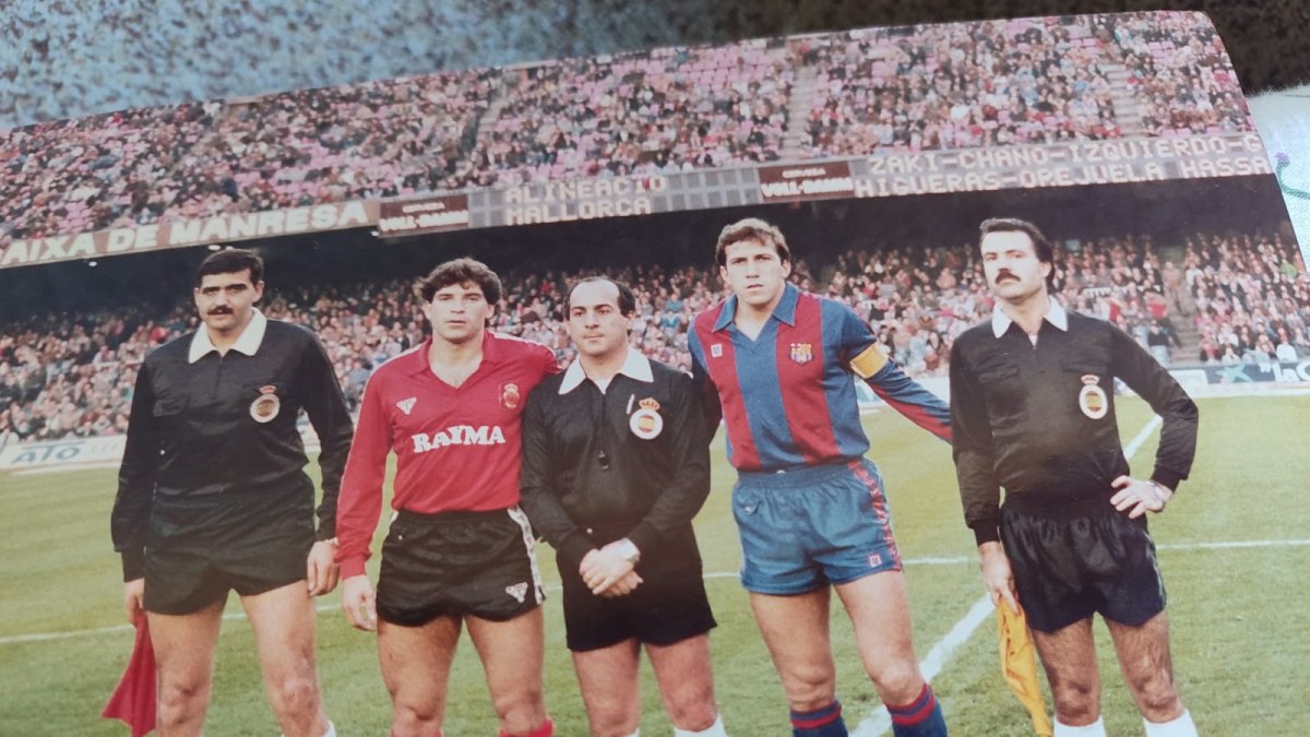 Fernández Tarifa a la derecha de la imagen en el Campo Nou.