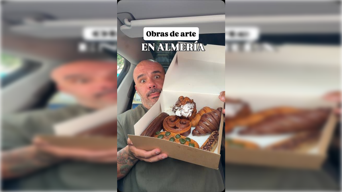 El influencer Boufit muestra las creaciones del obrador Tonka de la capital almeriense.