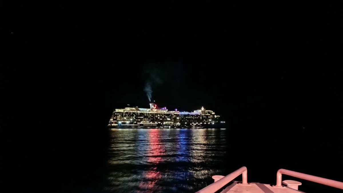 La Salvamar Carina, llegando al crucero Mein Schiff 2, de Tui, para evacuar a una pasajera de nacionalidad alemana.