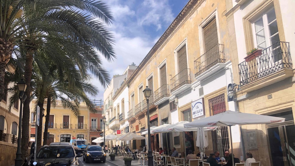 Terrazas en la calle Jovellanos en el centro de Almería.