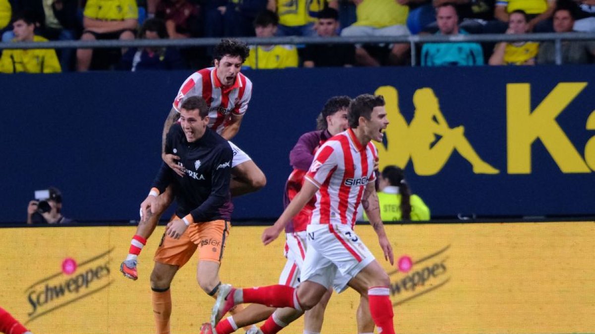 Los jugadores del Sporting saltando de alegría tras el gol en el Mirandilla.