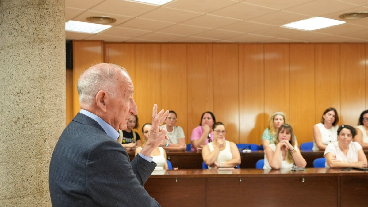Reunión con la comunidad escolar de Roquetas.