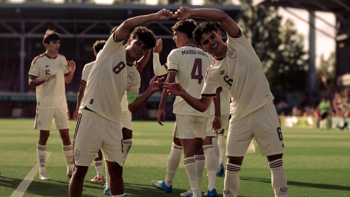 Quim Junyent celebrando con Xavi Espart uno de los goles de España en el Europeo.
