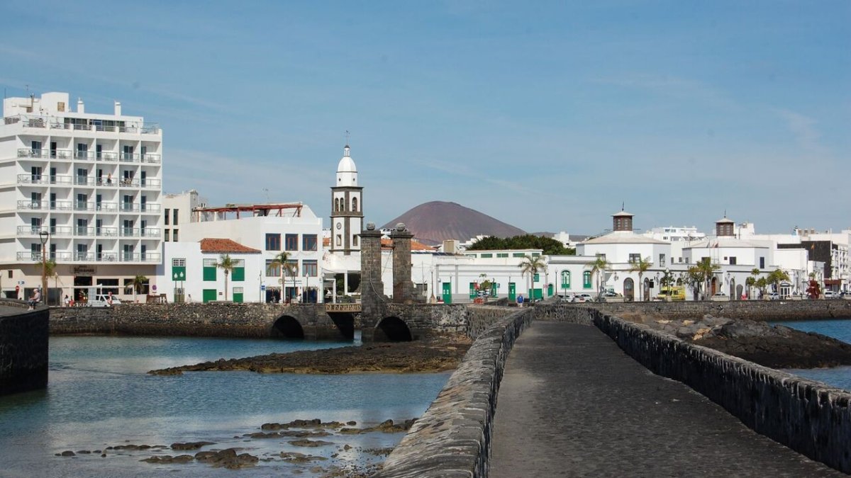 El paisaje costero de Arrecife, en Lanzarote, refleja la estrecha relación de la isla con el océano.