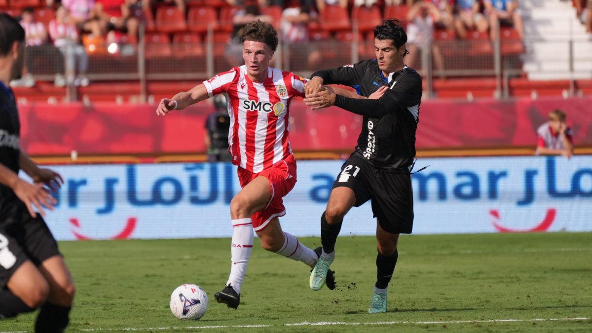 Stefan Dzodic llevándose la pelota con autoridad ante Álvaro Morata en el partido Almería 3-0 Leganés.