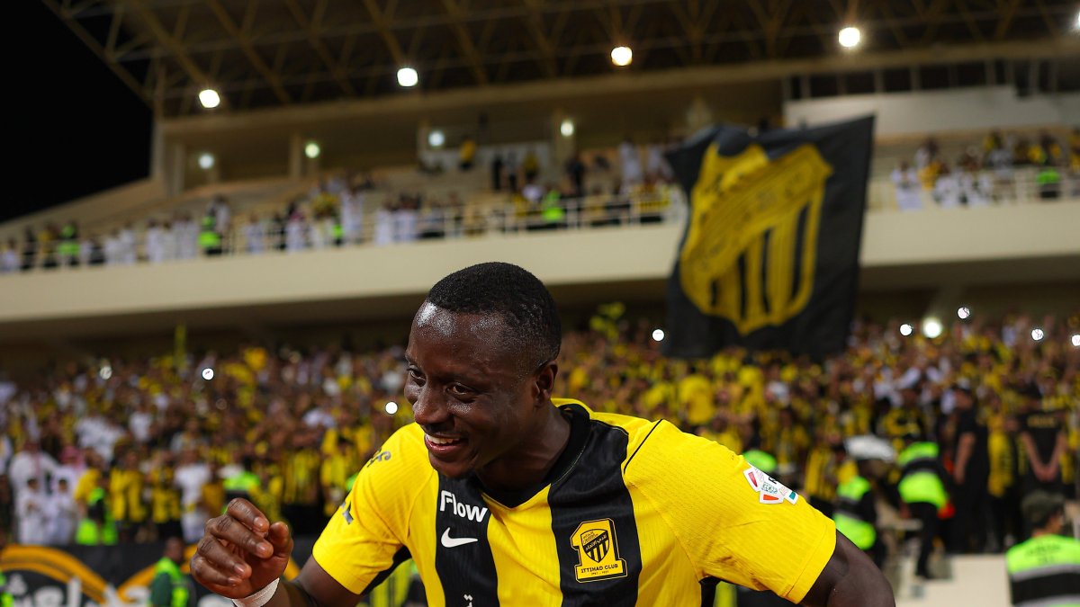 Lopy en su presentación como jugador del Al-Ittihad.