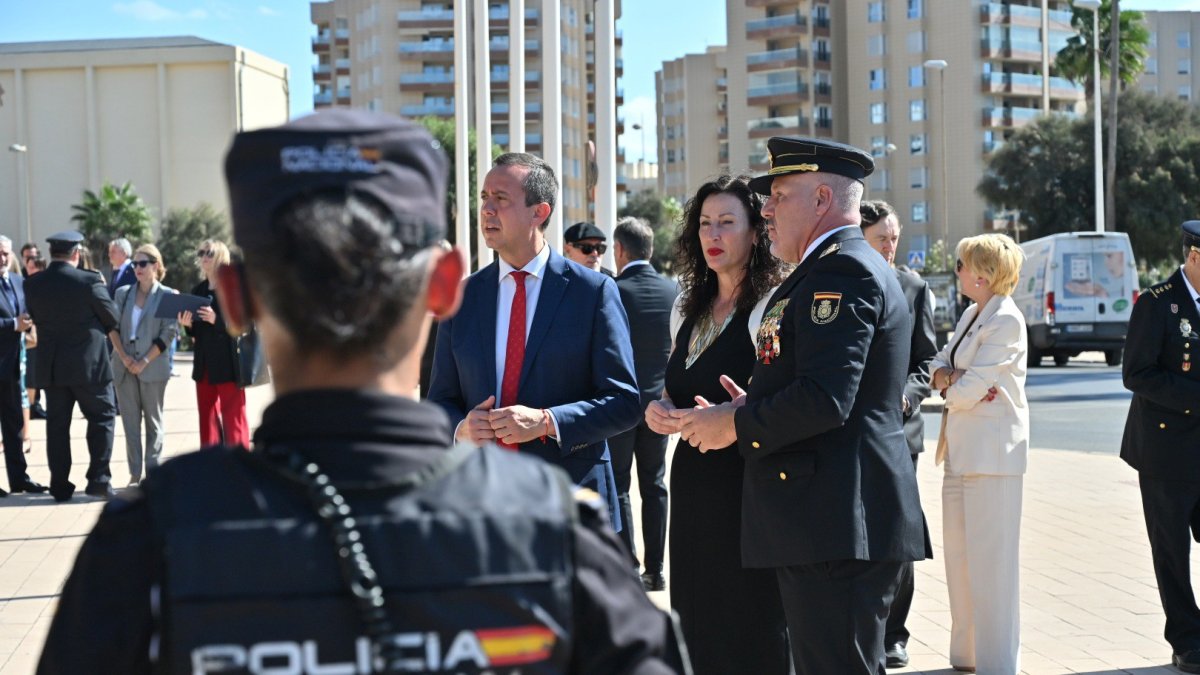 La alcaldesa de Almería, María del Mar Vázquez, durante los actos conmemorativos del Día de la Policía y la festividad de los Santos Ángeles Custodios en la capital.