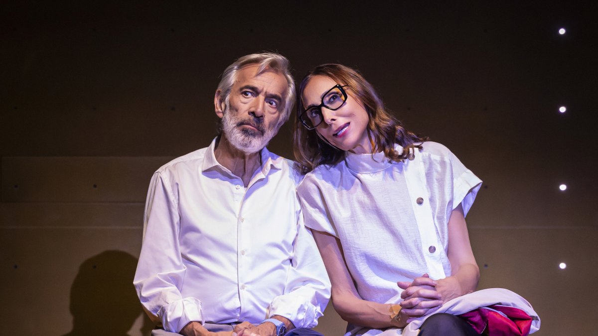 Imanol Arias junto a María Barranco durante la obra 'Mejor no decirlo', con la que visitan Almería este viernes.