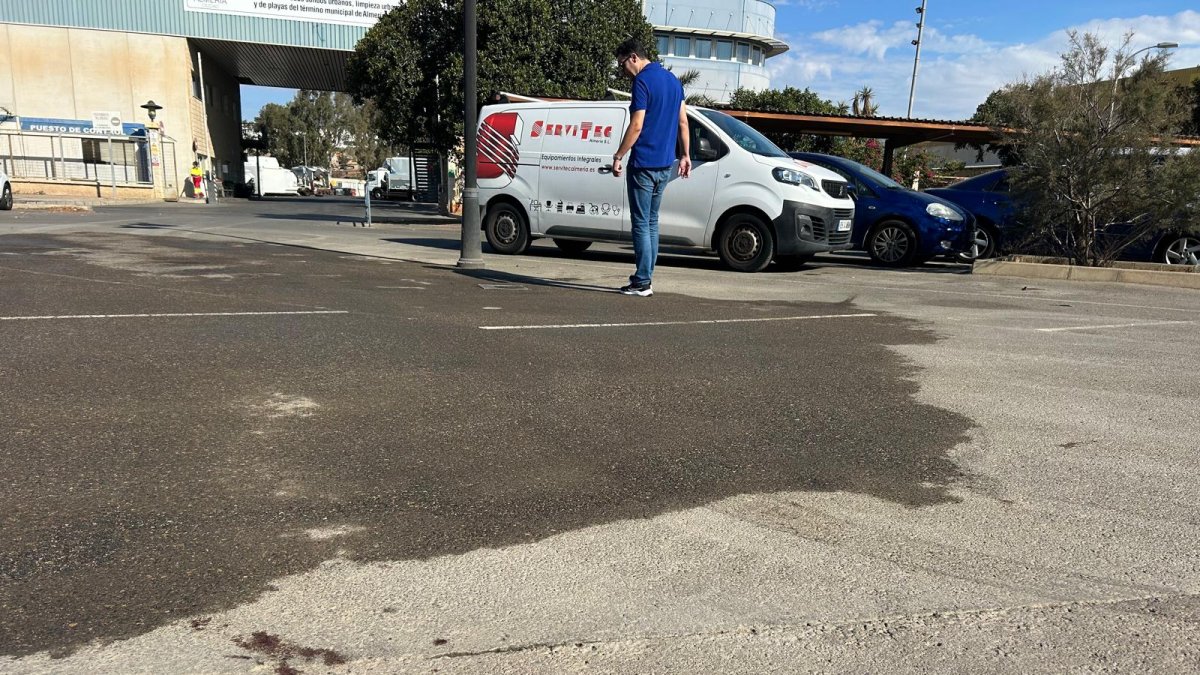 Sangre en el suelo horas después del asesinato a tiros del trabajador de Urbaser en el Punto Limpio del Sector 20.