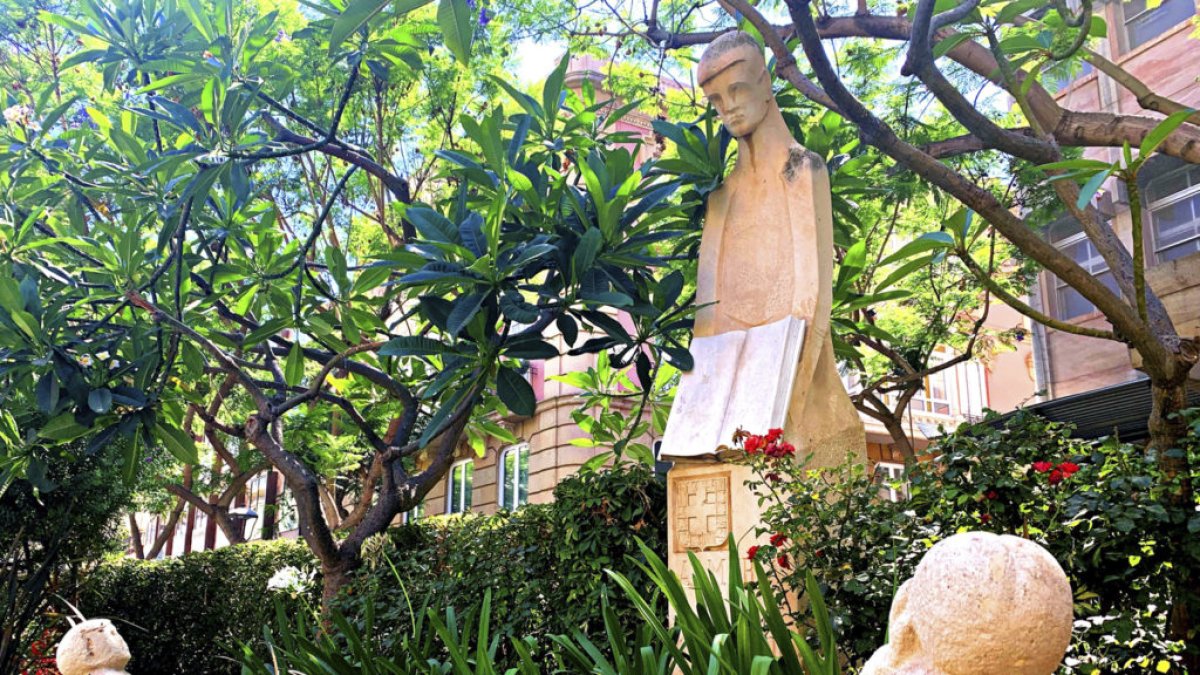 Escultura del Educador en la Plaza Juan Cassinello desde 1969.