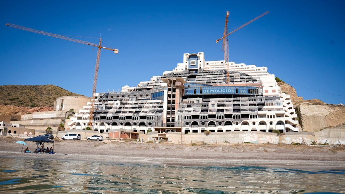 En medio, todo omnipresente, el inmenso mamotreto del horripilante hotel todavía sin demoler.