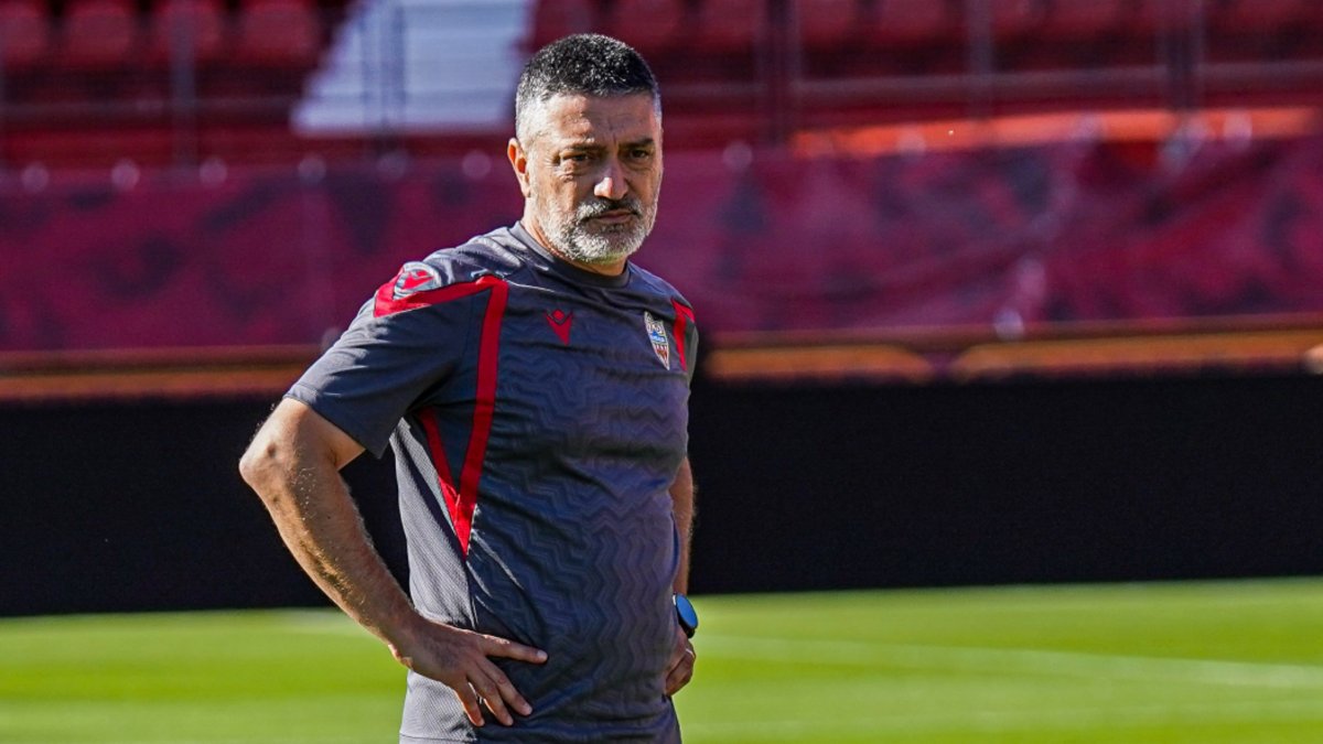 El entrenador de la UDA, concentrado para el partido del sábado donde defienden la primera plaza de Segunda en San Sebastián.