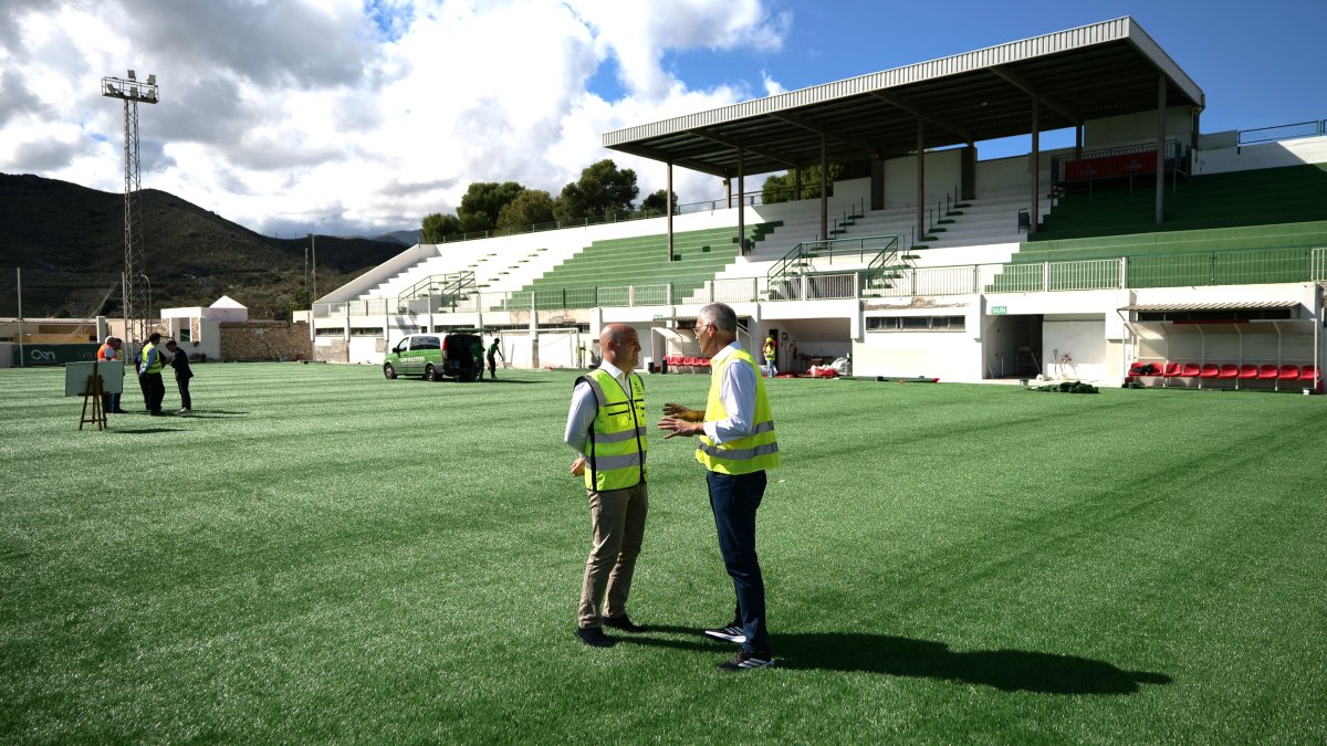 Visita del alcalde de Olula del Río y del presidente de la Diputación de Almería a las instalaciones del campo de fútbol.