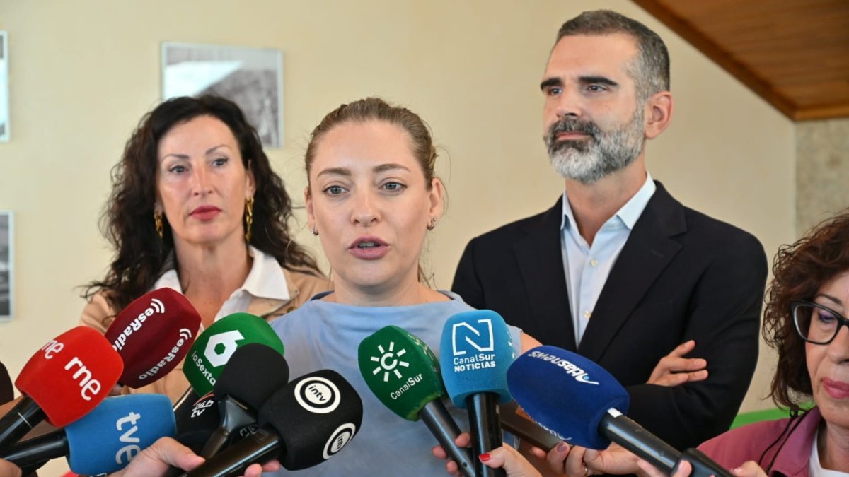 La portavoz del Grupo Parlamentario Popular en el Congreso de los Diputados, Ester Muñoz, atiende a los medios junto a la alcaldesa de Almería, María del Mar Vázquez, y el presidente del PP de Almería, Ramón Fernández-Pacheco.