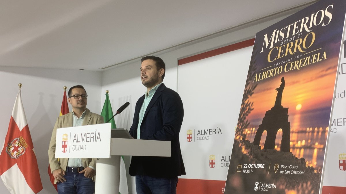 El concejal Óscar Bleda y el escritor Alberto Cerezuela durante la presentación de la actividad 'Misterios desde el Cerro' en el Ayuntamiento de Almería.