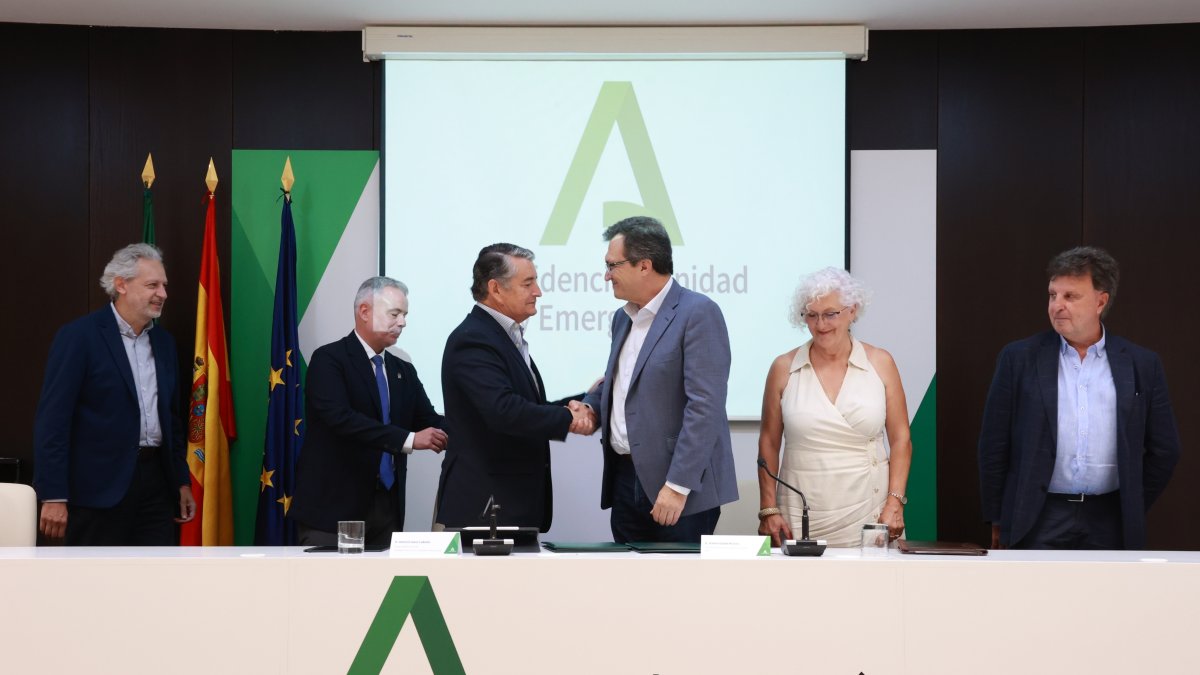 El vicepresidente primero de la Junta y consejero de Presidencia, Sanidad y Emergencias, Antonio Sanz, tras firmar un acuerdo con el presidente del Sindicato Médico Andaluz (SMA), Rafael Ojeda, el pasado 29 de julio en Sevilla .
