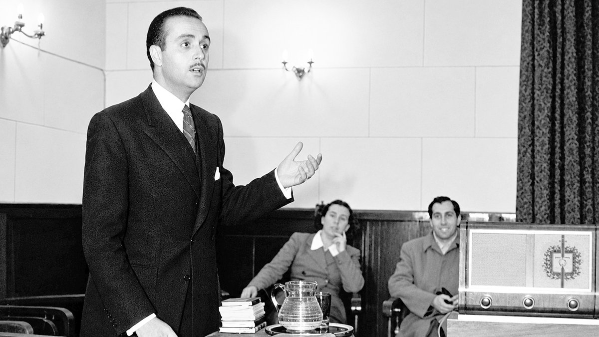 El profesor Arturo Medina en una charla del ciclo ‘El miércoles del estudiante’ en 1951. Al fondo, la profesora Celia Viñas y el director del instituto, Francisco Saiz Sanz.