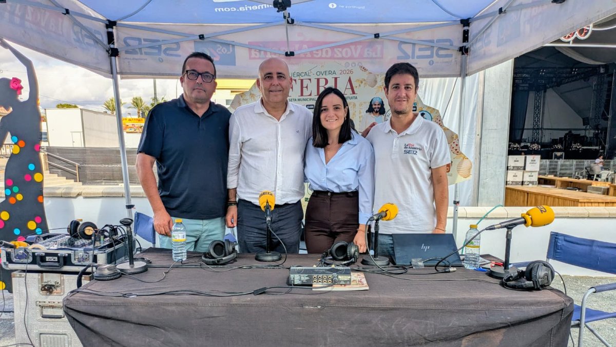 El alcalde, Domingo Fernández y la edil responsable de Festejos, Juani Egea (centro) junto a Guillermo Mirón (izquierda) y Olivier Martínez, de Cadena SER Levante y La Voz.