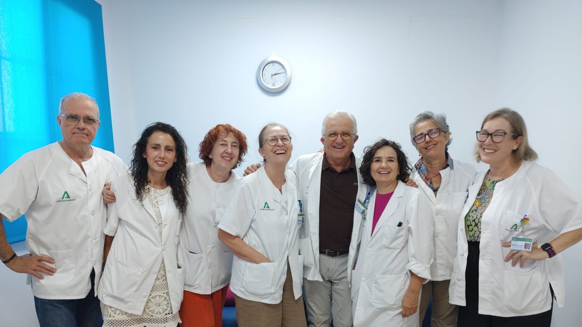 Pedro Navarro, este jueves, en el centro, junto a compañeros de trabajo del centro de Salud de La Cañada, entre ellos la médica Gema Esteban.