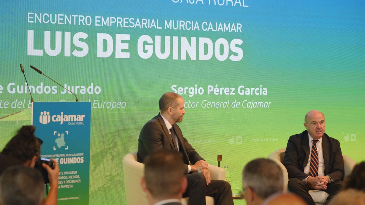 Sergio Pérez, director general de Cajamar, y Luis de Guindos, durante el acto.