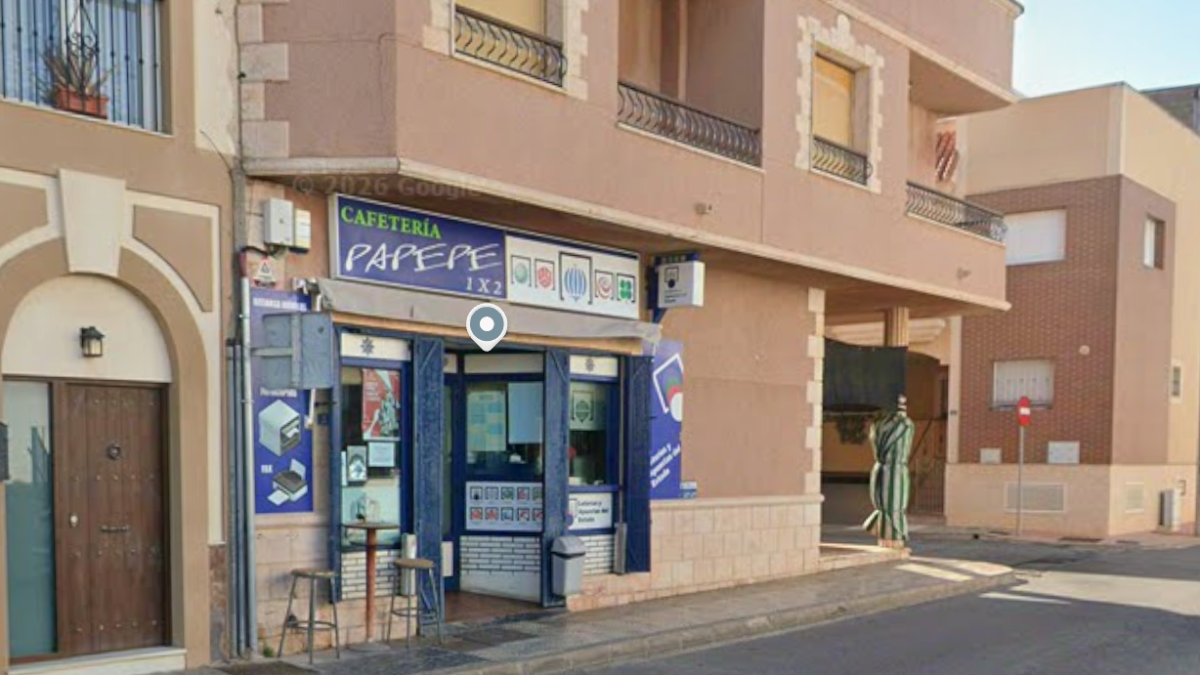 Exterior del despacho receptor de La Mojonera, en la calle Profesor Tierno Galván, donde se ha consignado el segundo premio del sorteo de la Lotería Nacional de este jueves 15 de octubre.