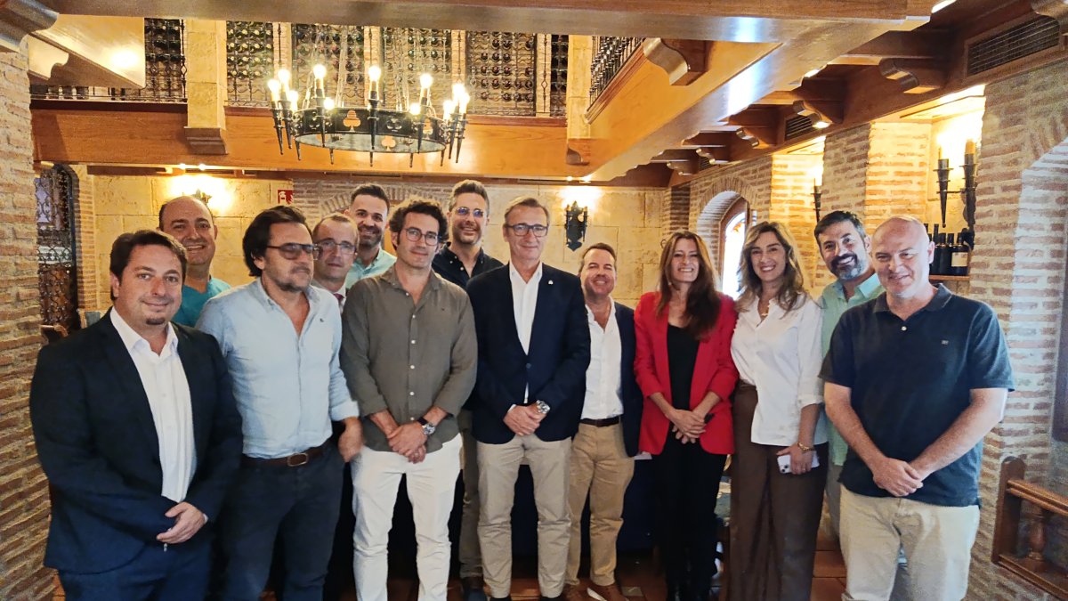 Áqaba 86 se ha reunido con Víctor Almirall en el restaurante Tinta negra, en Almería.