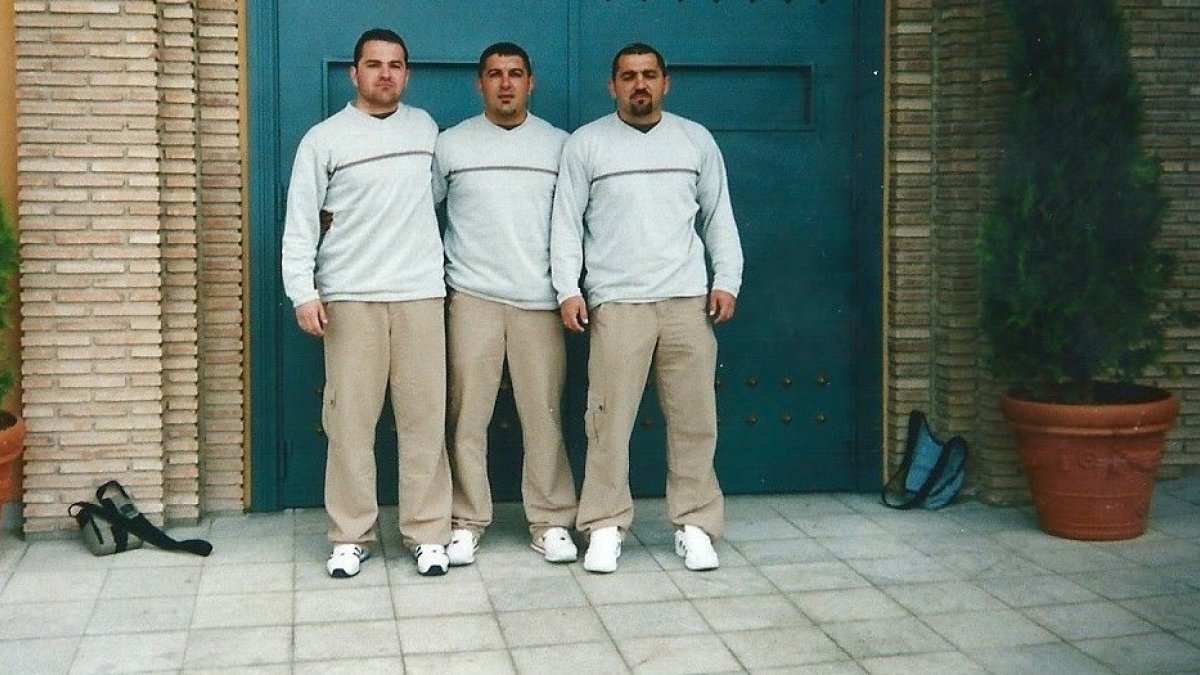 Los tres hermanos Santos, Julián y Jorge en Granada con motivo de un torneo de fútbol sala de la Policía Local a nivel de Andalucía.