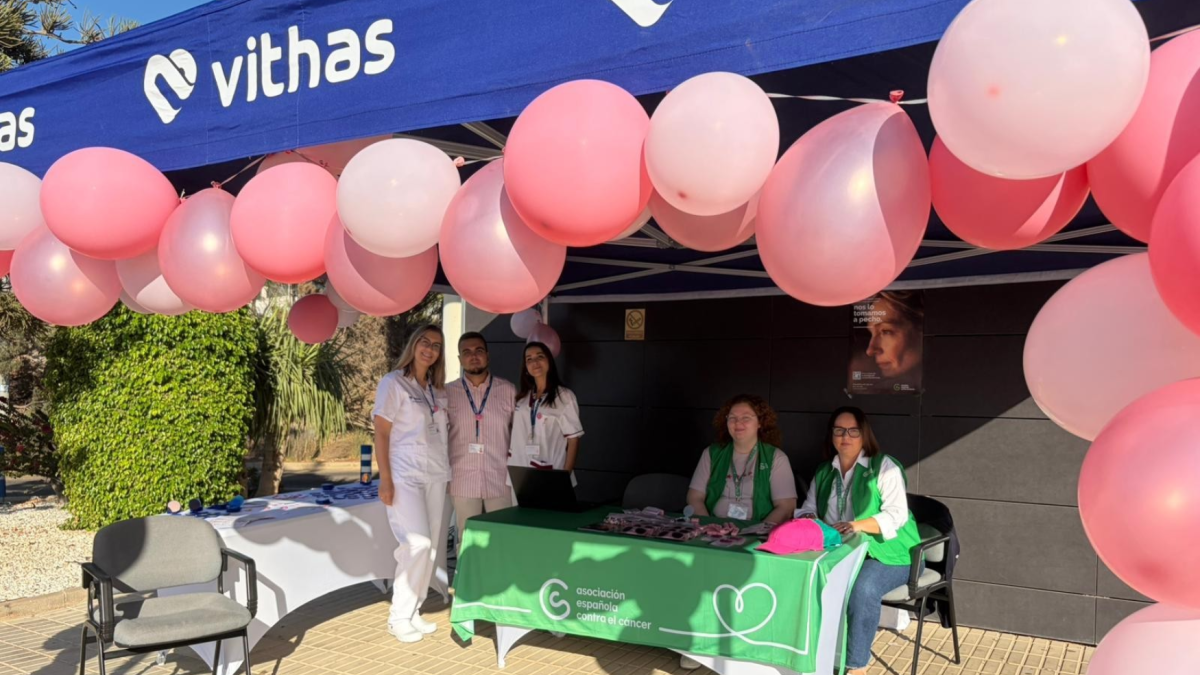 La carpa de Vithas Almería y la AECC.
