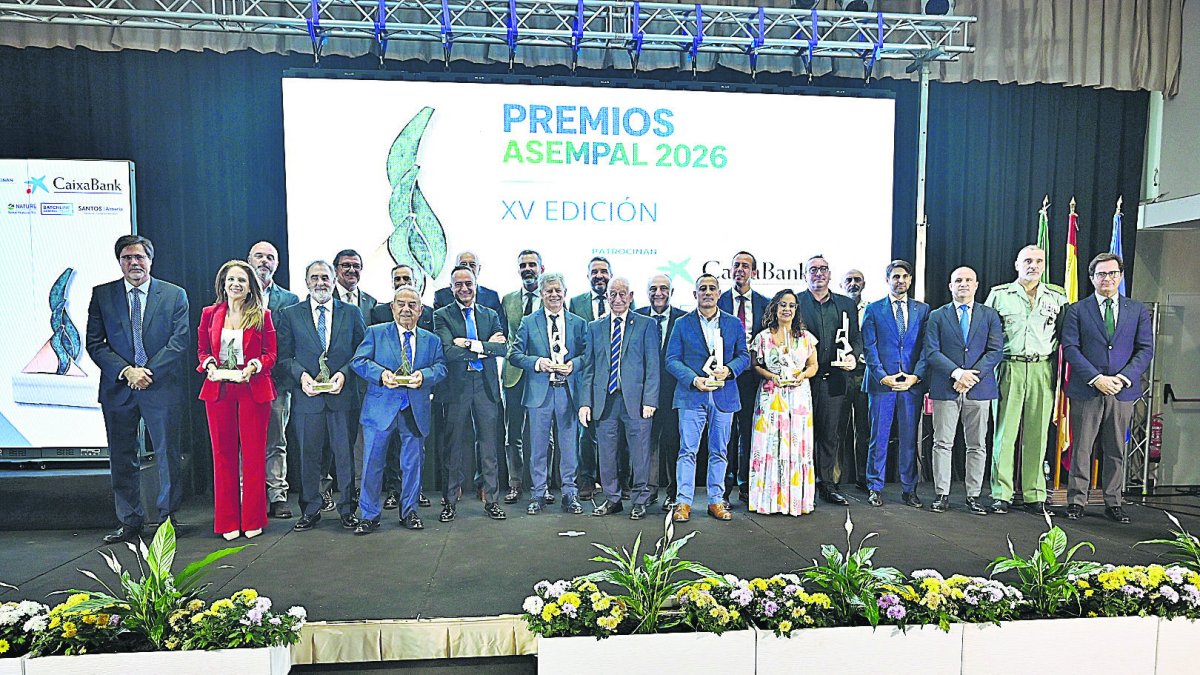 Fotografía de familia de los premiados y distinguidos en la gala de Asempal, junto a directivos y responsables políticos de las administraciones.