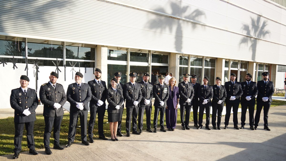 La alcaldesa, Julia Ibáñez, junto a los policías condecorados