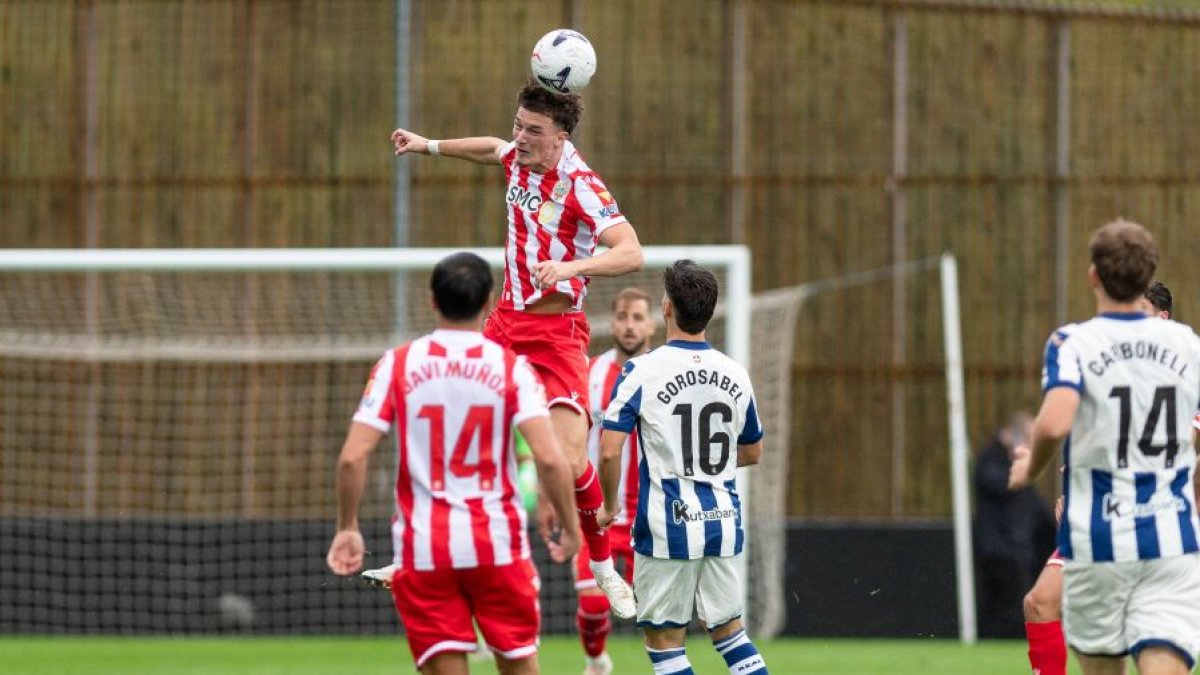 Dzodic en una de las jugadas del Sanse-UD Almería.