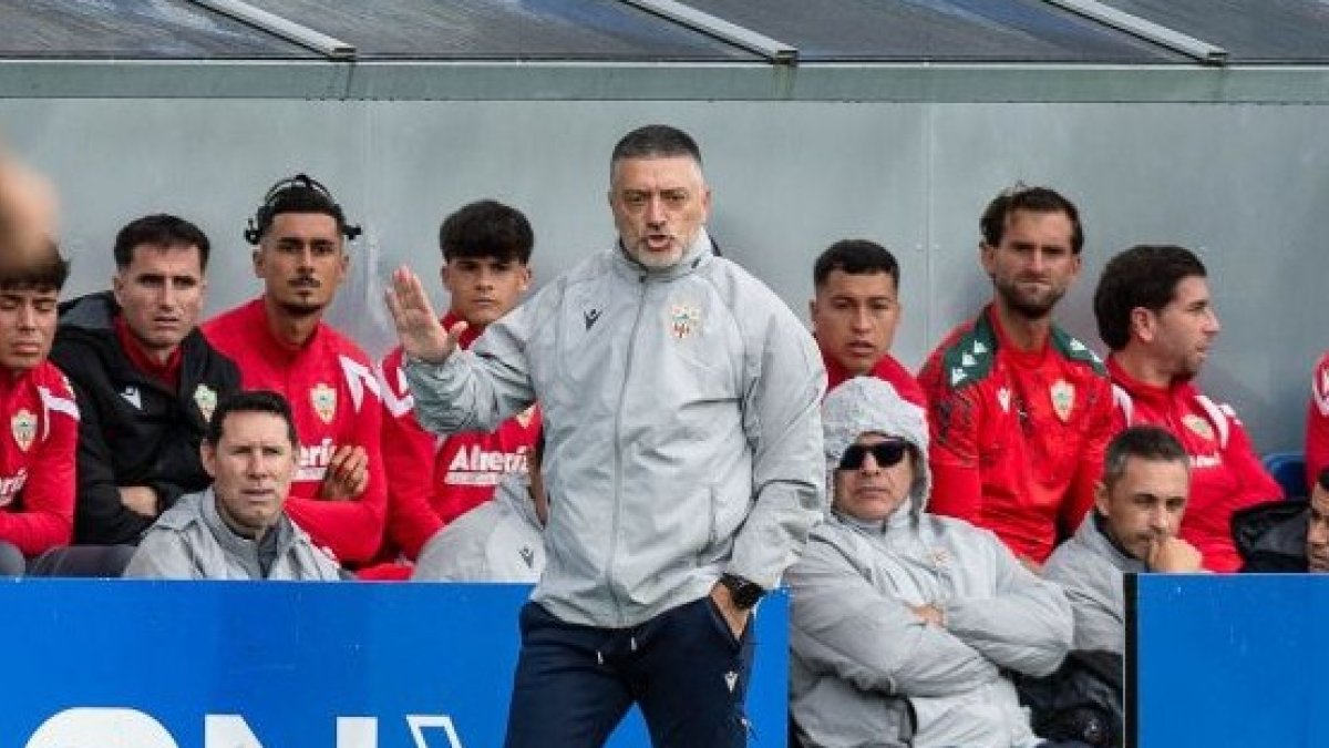 El entrenador del Almería dando instrucciones desde la banda de Zubieta.
